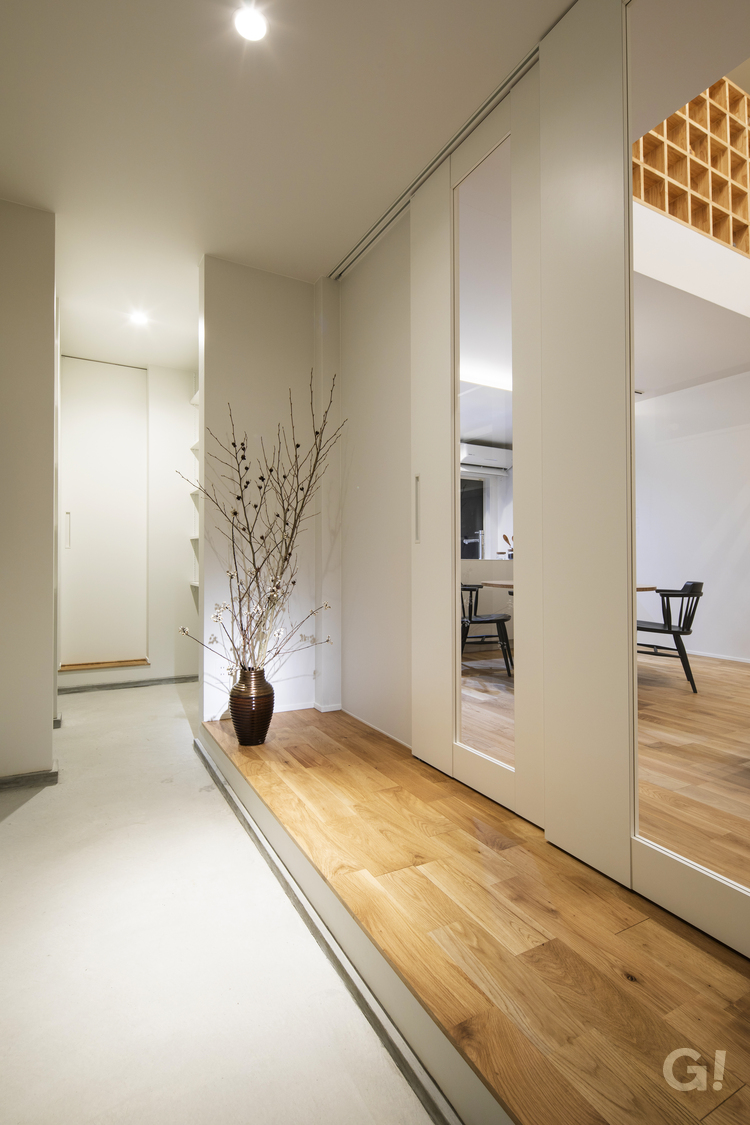 『洗練を極めたホテルライクなデザイナーズ住宅の魅せる玄関』の写真