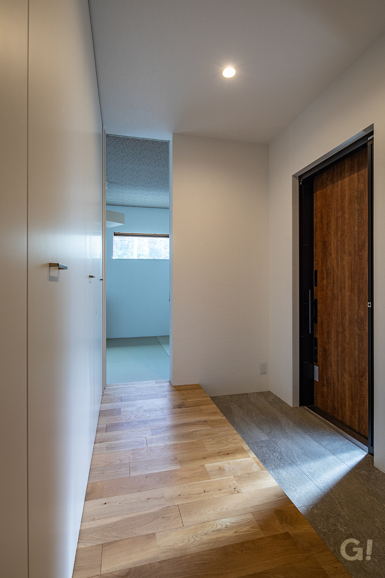 『扉を開けた瞬間から上質な暮らしがスタートするデザイナーズ住宅の玄関』の写真