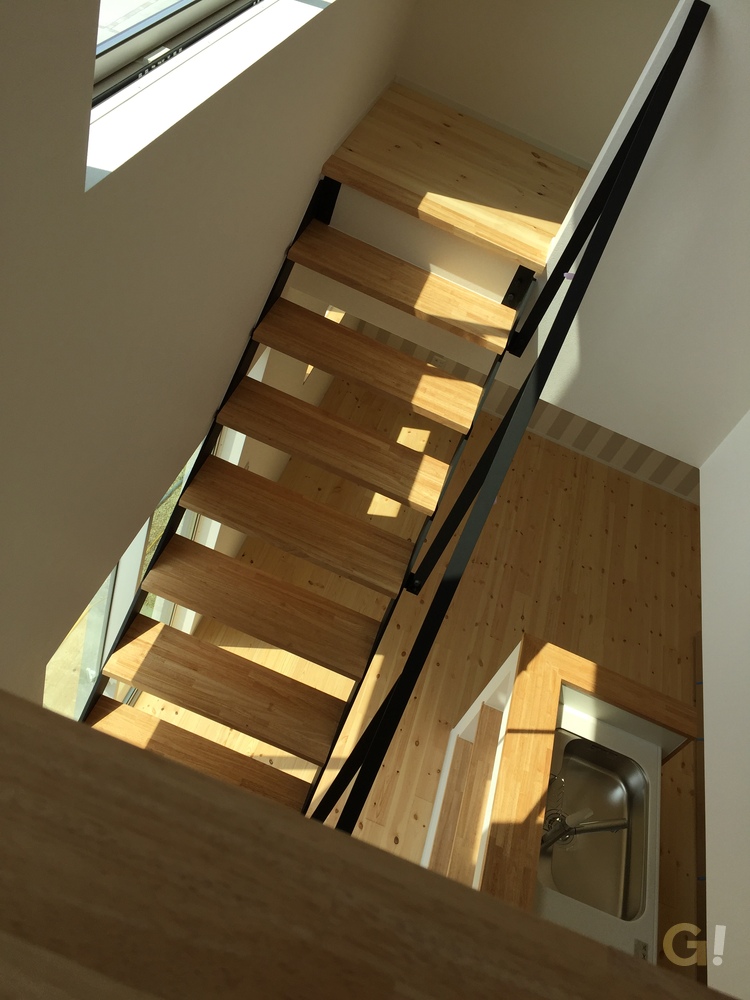 デザイン住宅のキッチン空間に映えるストリップ階段