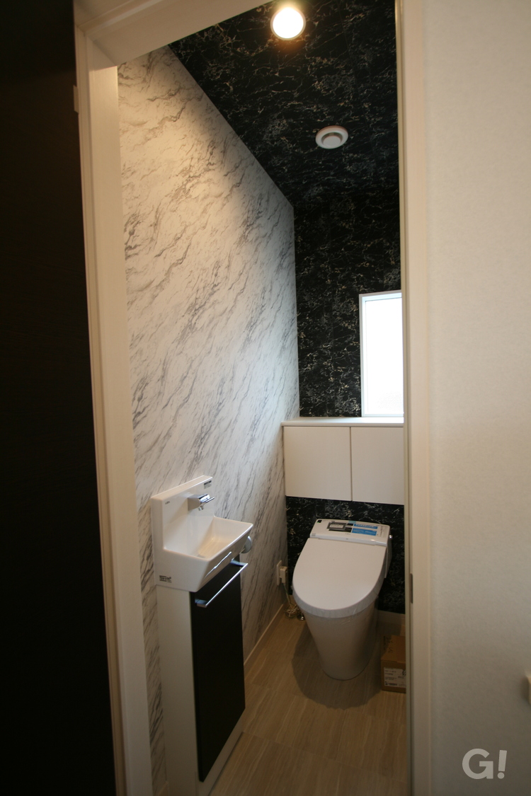 シンプルモダンなオシャレなトイレのあるデザイン住宅の写真
