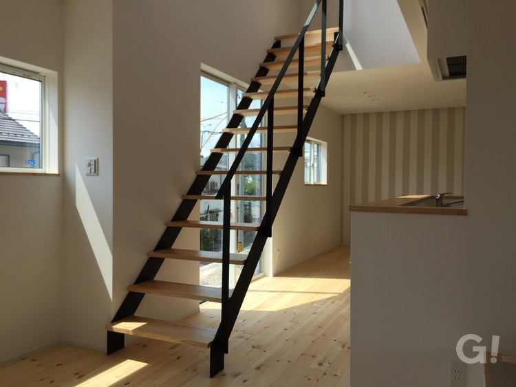 アイアン手すりのストリップ階段がおしゃれなキッチン空間の写真