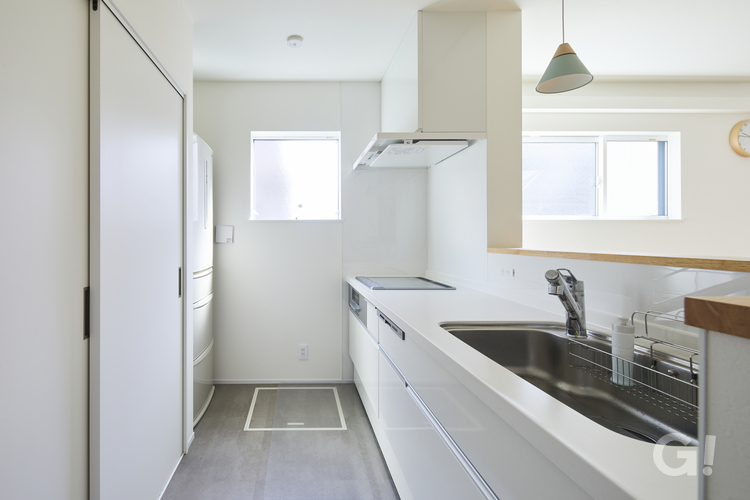 シンプルながらこだわりが見える清潔感あふれるキッチンのあるデザイン住宅