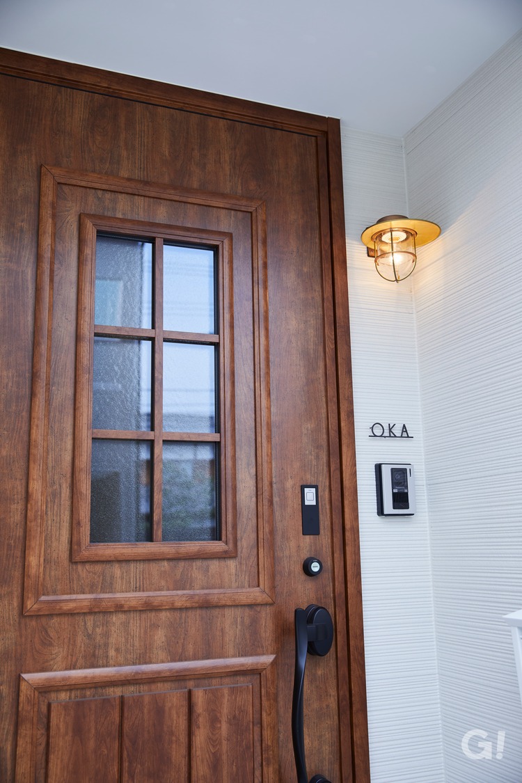 重厚感と高級感が兼ね備わったアンティークな玄関ドアの写真