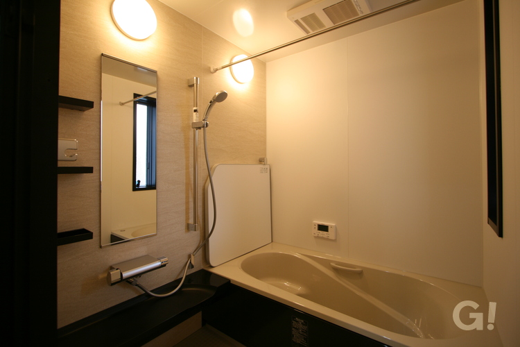 シンプルモダンな落ち着く浴室のあるデザイン住宅