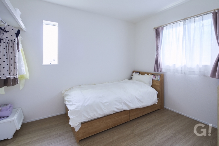 爽やかなホワイトでまとめられたシンプルな寝室の写真