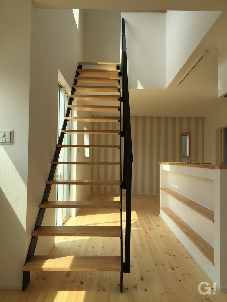 シンプルな内装にスパイスを加えるアイアン階段のあるデザイン住宅