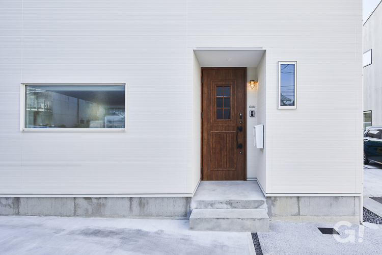 重厚感のあるデザインのドアがあるデザイン住宅の写真