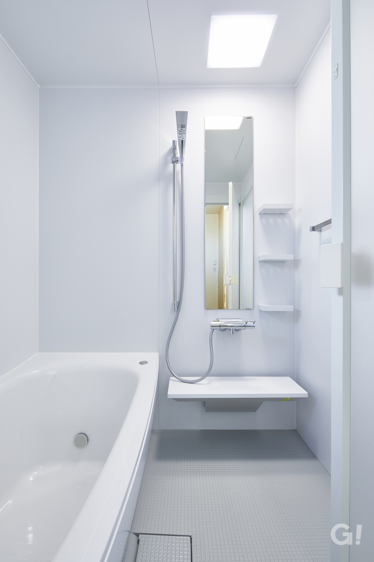 ホワイトを基調とした清潔感あるバスルームの写真
