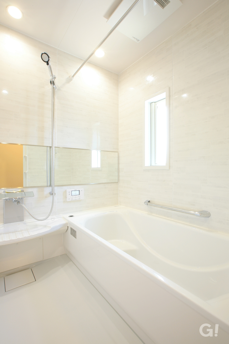 シンプルながら上品なデザインの浴室のある暮らしの写真