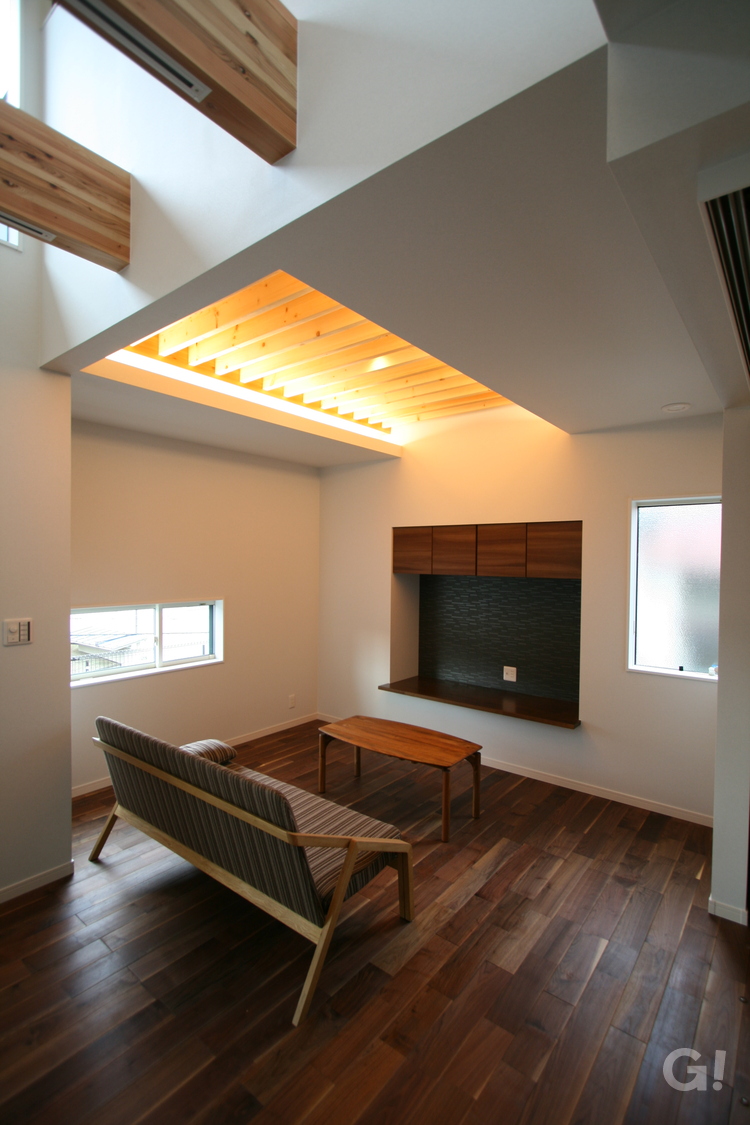 照明で変わる梁天井がおしゃれ！！ダイナミックなデザイン性が光るリビングルームの写真