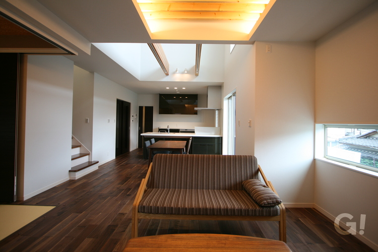 天井デザインで空間を演出するデザイナーズ住宅のリビングダイニング