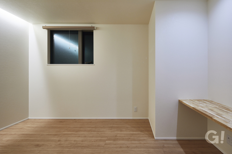 間接照明に癒されるデザイナーズ住宅の洋室の写真
