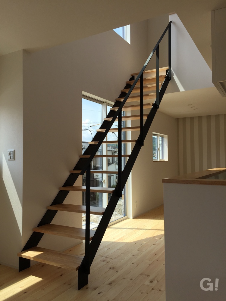 デザイナーズ住宅のかっこいいアイアンのスケルトン階段のあるリビング