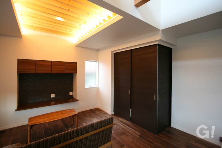 温かみのある間接照明に癒されるデザイナーズ住宅のリビング