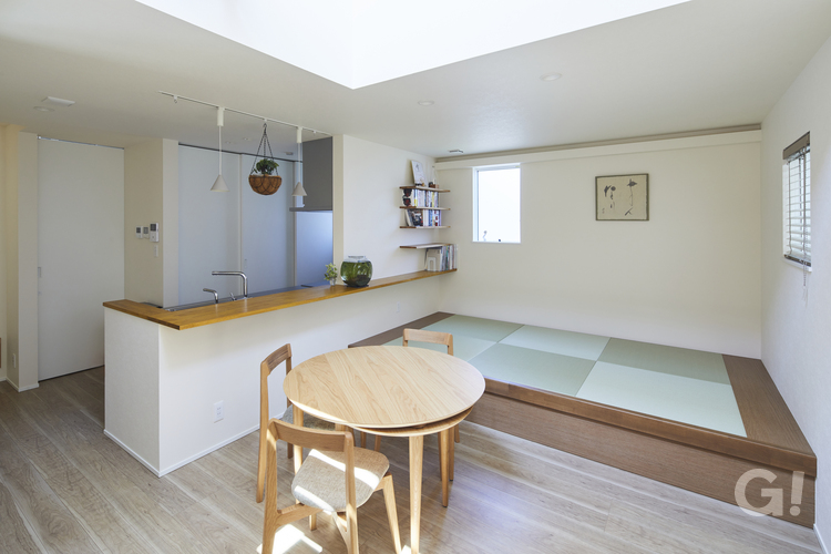 畳空間と北欧家具が美しく調和するデザイナーズ住宅のリビングダイニング