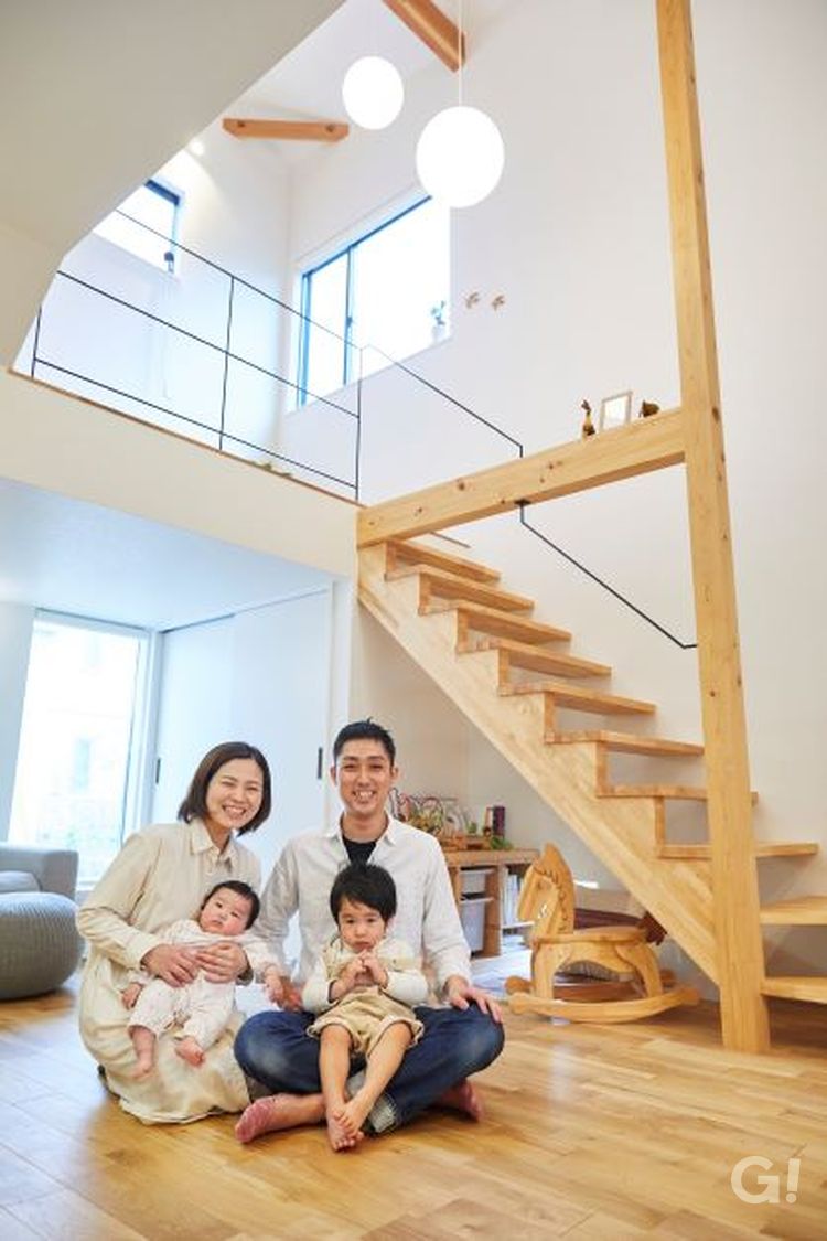 家族の笑顔が集まるデザイナーズ住宅の明るく快適なリビング
