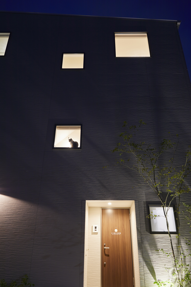 日が暮れても素敵に灯るデザイナーズ住宅の外構の写真