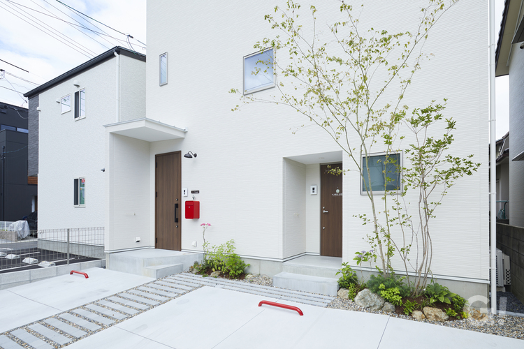 真っ赤なポストが素敵なデザイナーズ住宅の玄関アプローチ