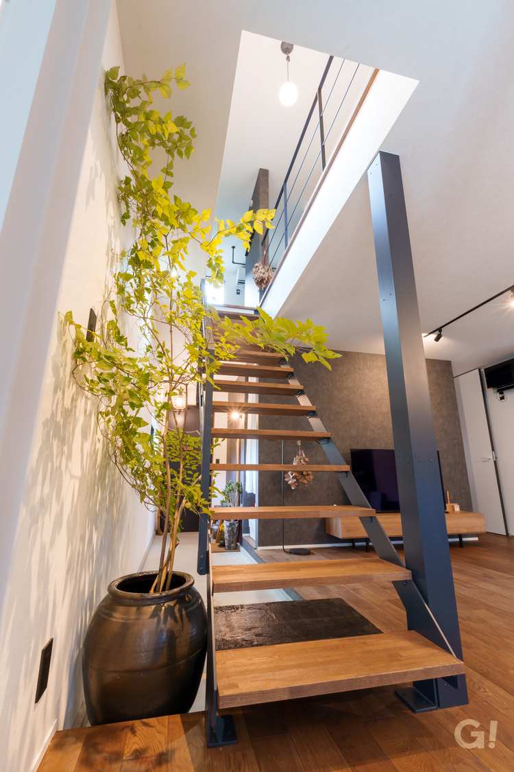 アイアンのスケルトン階段が美しいデザイナーズ住宅の吹き抜けエントランス