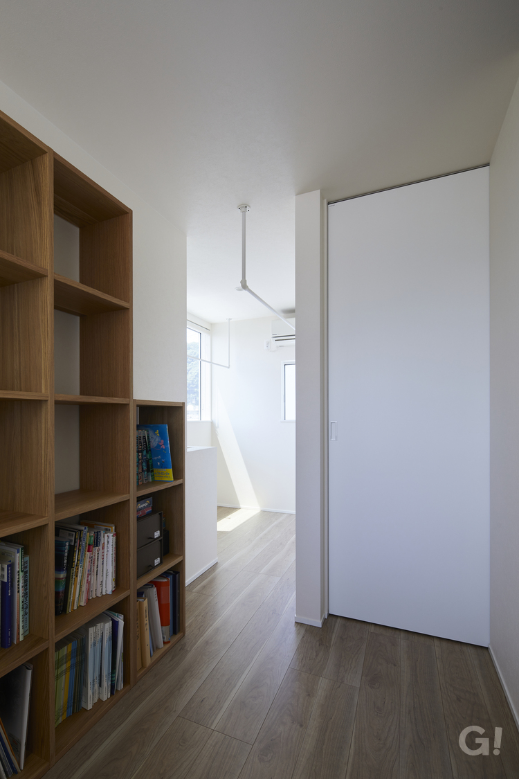 空間を賢く活用するデザイナーズ住宅の快適な階段廊下スペースの写真