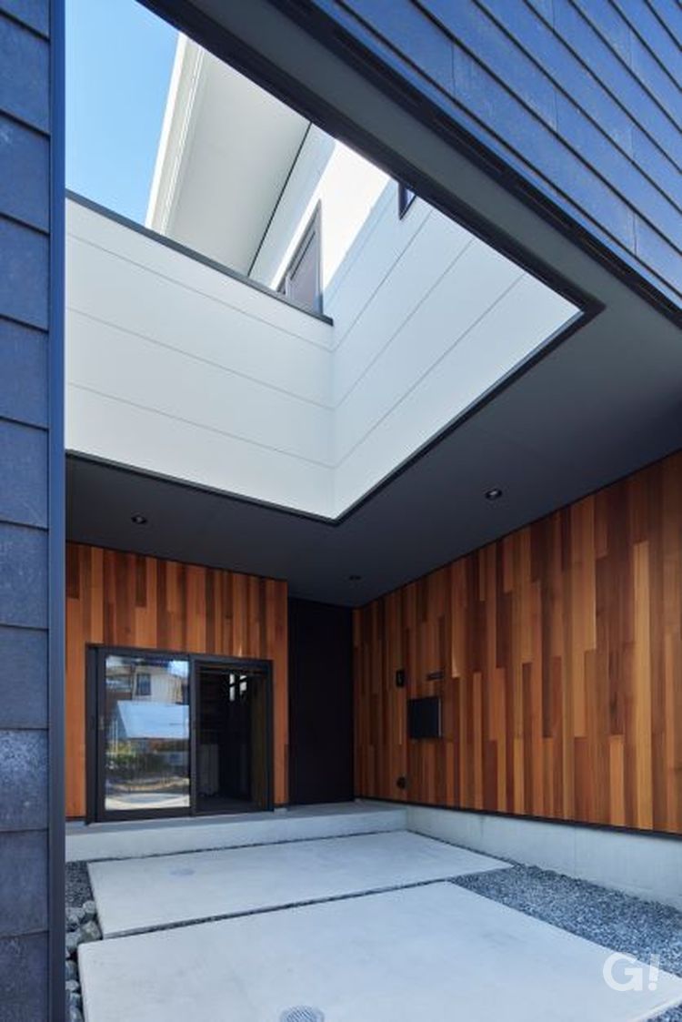 燦々とする青空が心地よいデザイナーズ住宅の玄関アプローチの写真