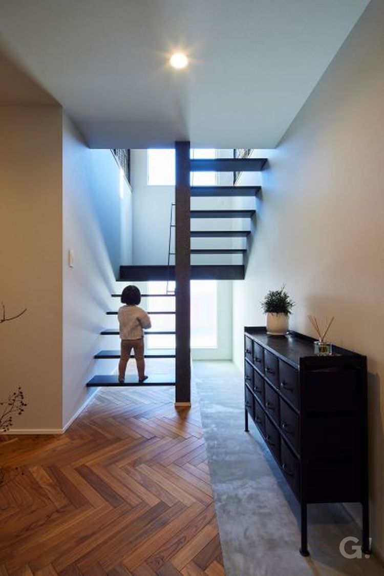 美しいシルエットが魅力的なデザイナーズ住宅の吹き抜け階段