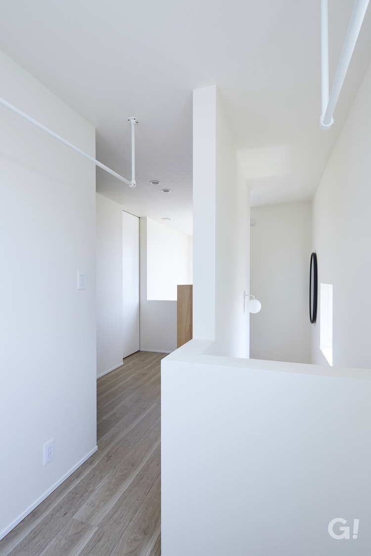 デザイナーズ住宅の空間を無駄無く活用させた明るく快適な二階廊下スペース