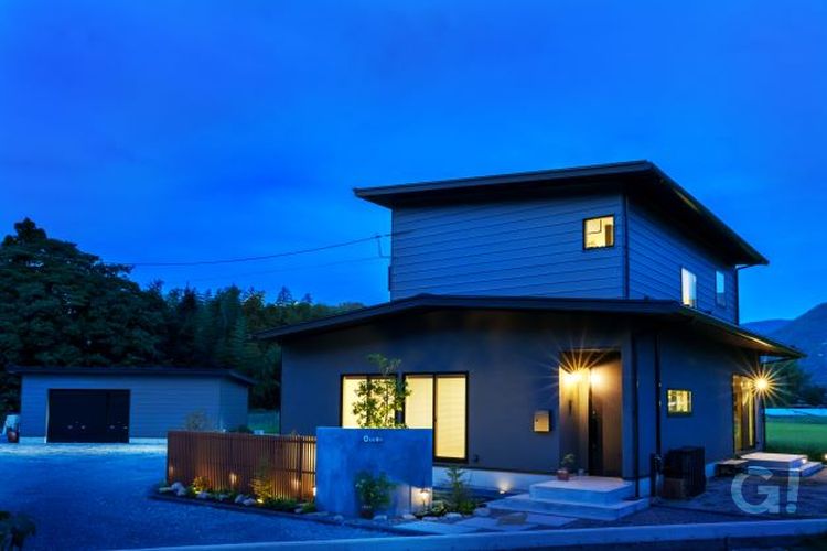 夕暮れに素敵に灯すデザイナーズ住宅の外構デザインの写真