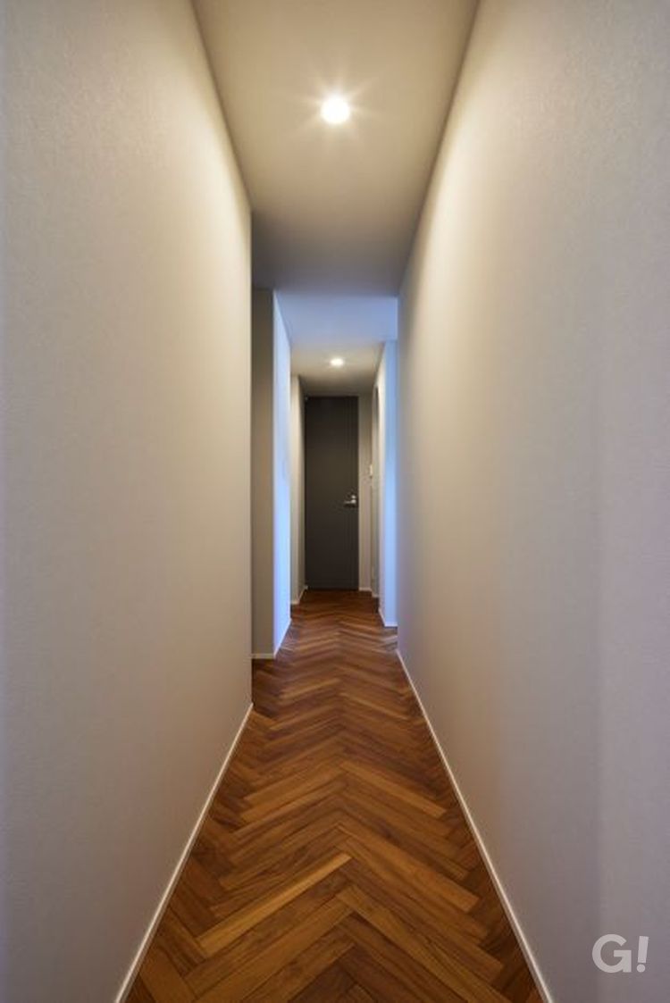 ヘリンボーンが美しさを際立たせるデザイナーズ住宅のこだわりの廊下の写真