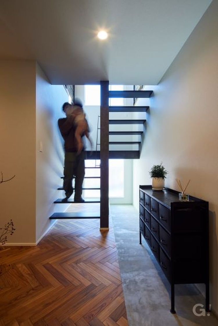 かっこいい抜け感が自慢になるデザイナーズ住宅の吹き抜け階段スペースの写真