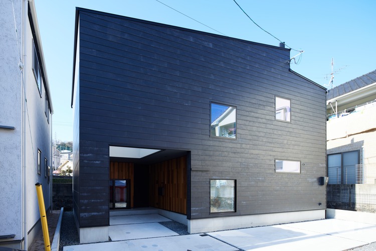 黒がかっこいい！デザイン性と暮らしやすさを叶えるデザイナーズ住宅の外構の写真