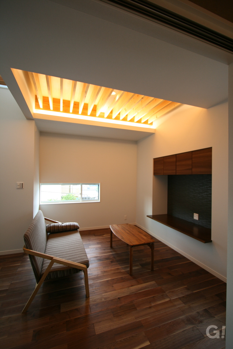見せ梁×間接照明で心地良さを演出するデザイナーズ住宅のこだわりリビングの写真