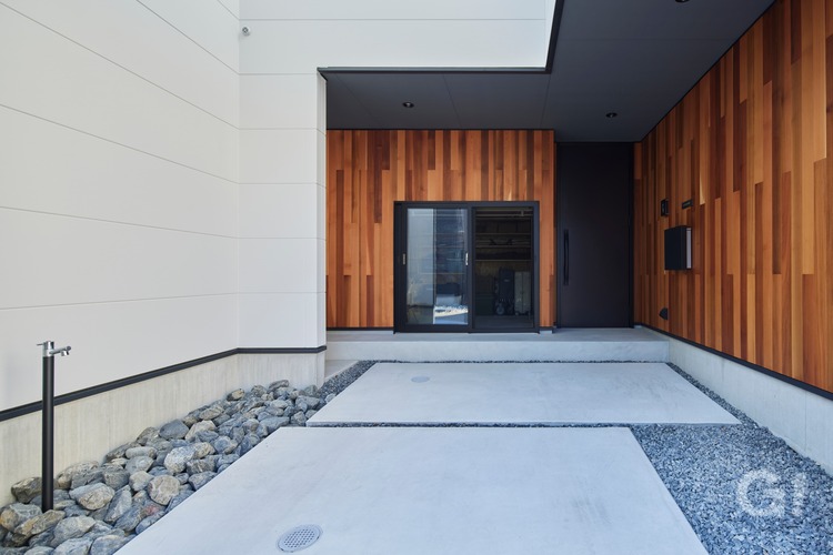 木目がやわらかさも＋プラスするデザイナーズ住宅のオシャレでモダンな玄関アプローチの写真