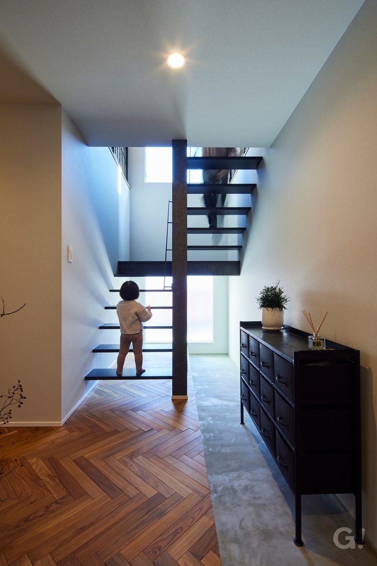 デザイナーズ住宅のオシャレな抜け感を演出するこだわりのシースルー階段の写真