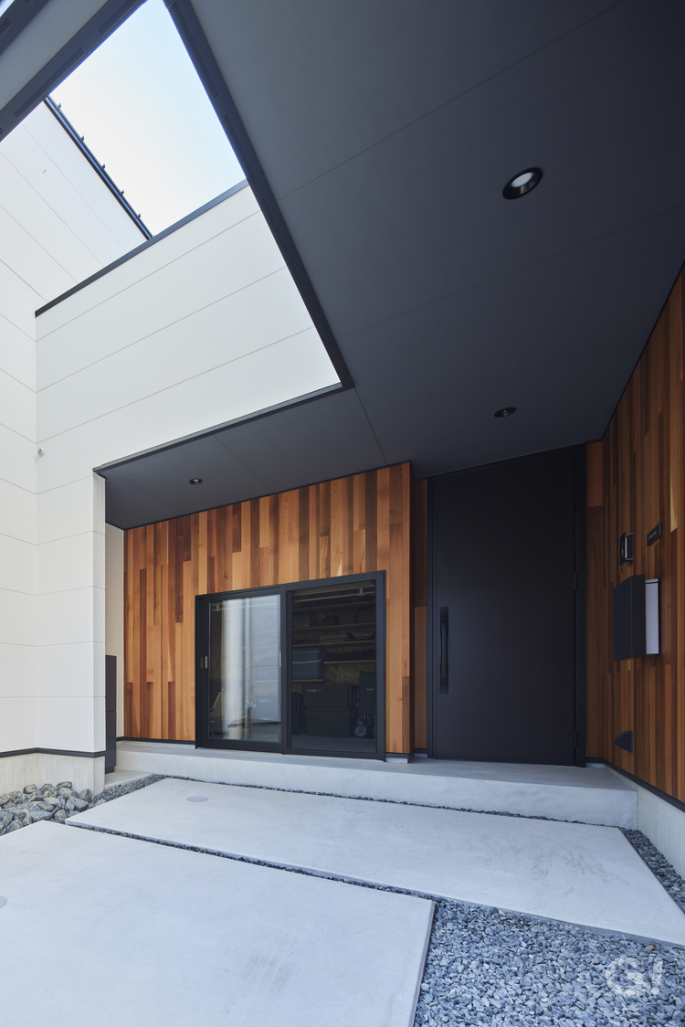 優れたデザイン性と快適な暮らしを実現したデザイナーズ住宅の玄関アプローチ