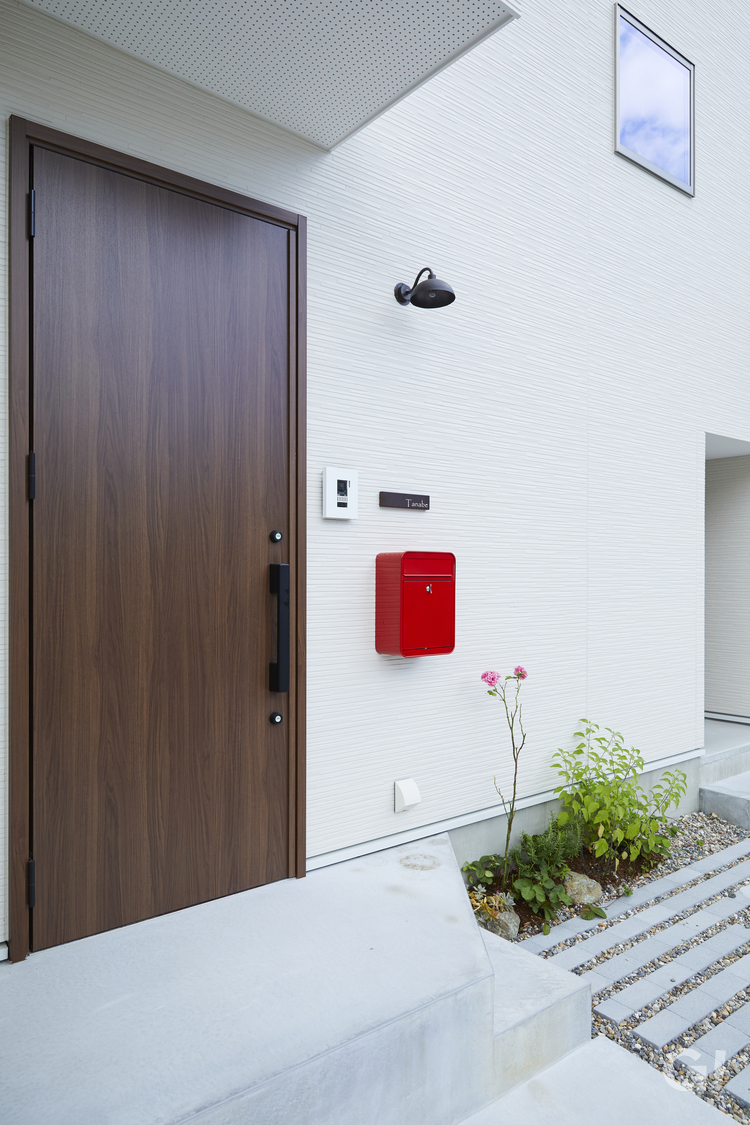 真っ赤なポストがかわいい♡デザイナーズ住宅のオシャレな玄関アプローチ