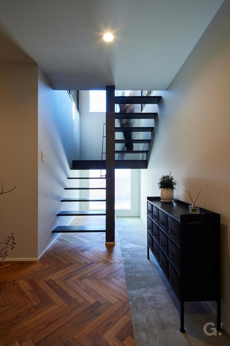 シースルー階段がかっこいい存在感となるデザイナーズ住宅の吹き抜けの写真