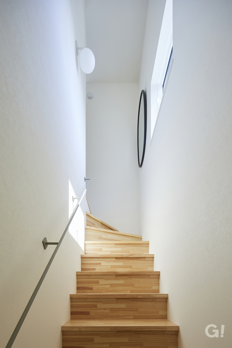 木の温もりを惹きたてるデザイナーズ住宅の階段ホールの写真