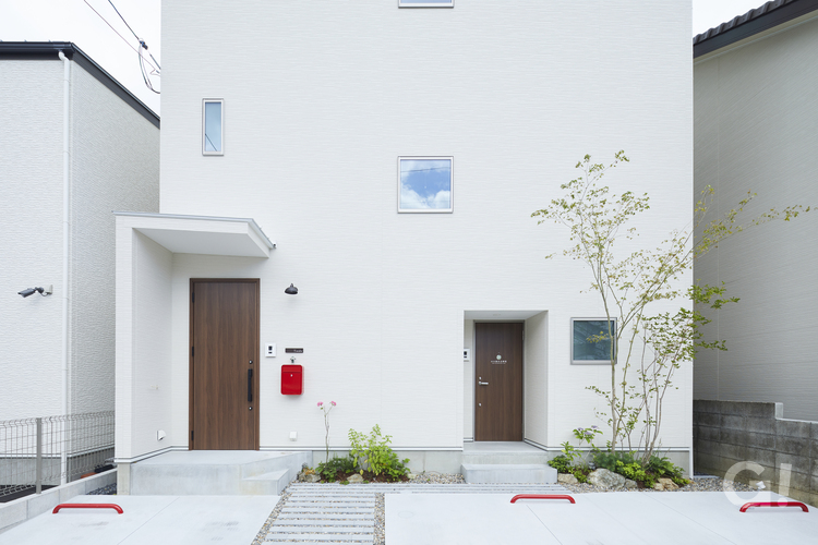 シンプル×やさしさが調和するデザイナーズ住宅のこだわりの玄関アプローチの写真