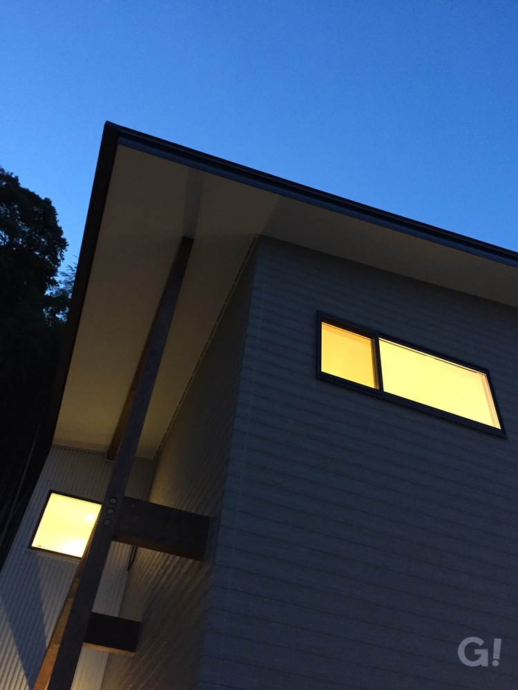 美しい軒天が暮らしやすさになるデザイナーズ住宅のオシャレな外構デザインの写真