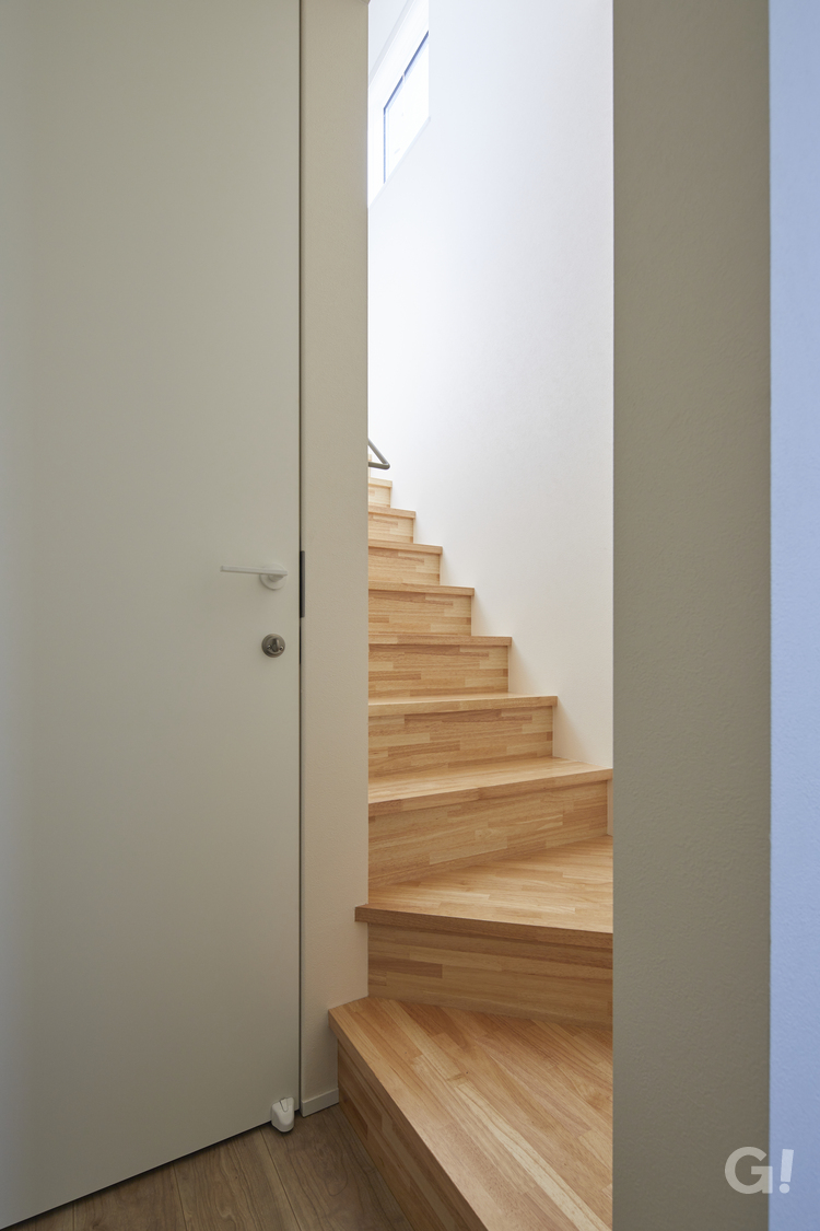 デザイナーズ住宅のシンプルな美しさに魅了されるこだわりの階段ホール