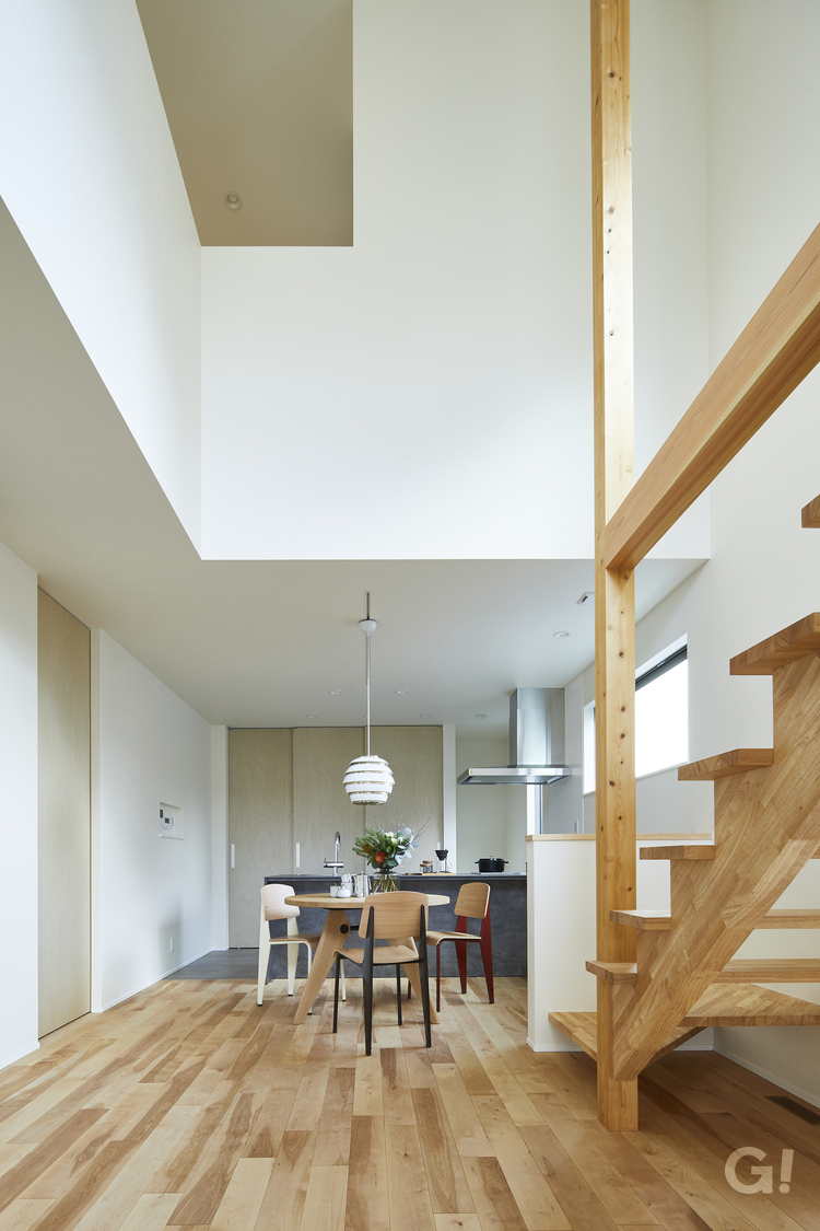 北欧モダンスタイルが素敵なデザイナーズ住宅の明るく開放感あふれるＬＤＫの写真