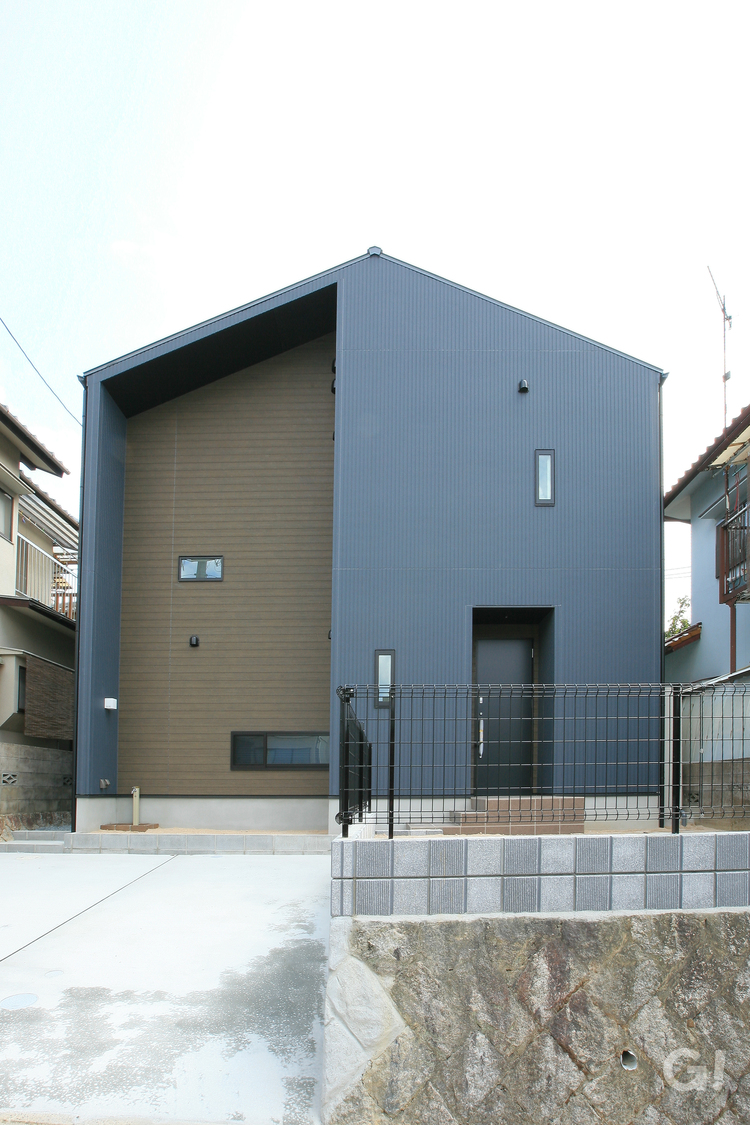 優れたデザイン性が際立つデザイナーズ住宅のシンプルモダン外構の写真