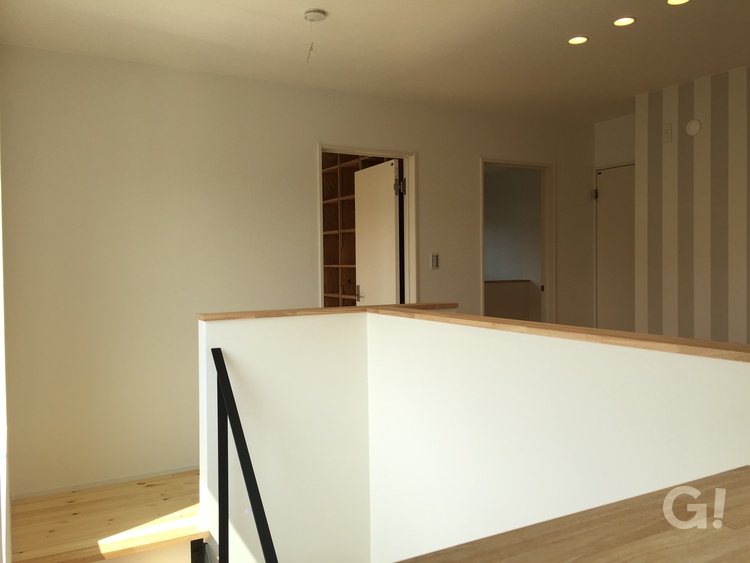 デザイナーズ住宅の明るく快適な階段廊下スペースを上手に活用する暮らし