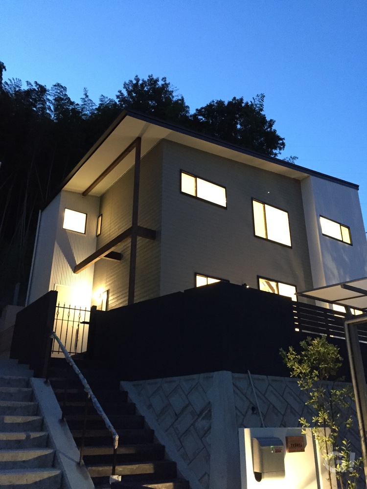 デザイナーズ住宅の夕暮れ時にも美しく照らすシンプルモダン外構の写真