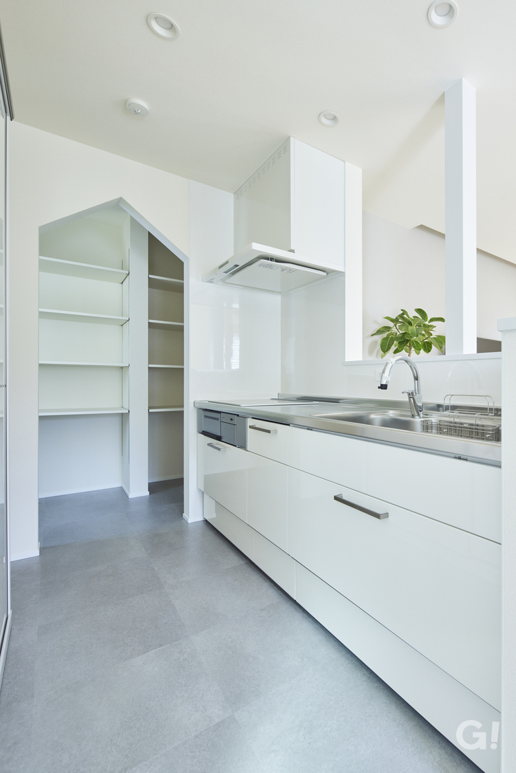デザイナーズ住宅の機能性と家事楽にもこだわった美しいキッチンスペースの写真