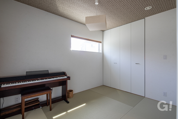 琉球畳が美しく調和するデザイナーズ住宅のモダンな和室スペース