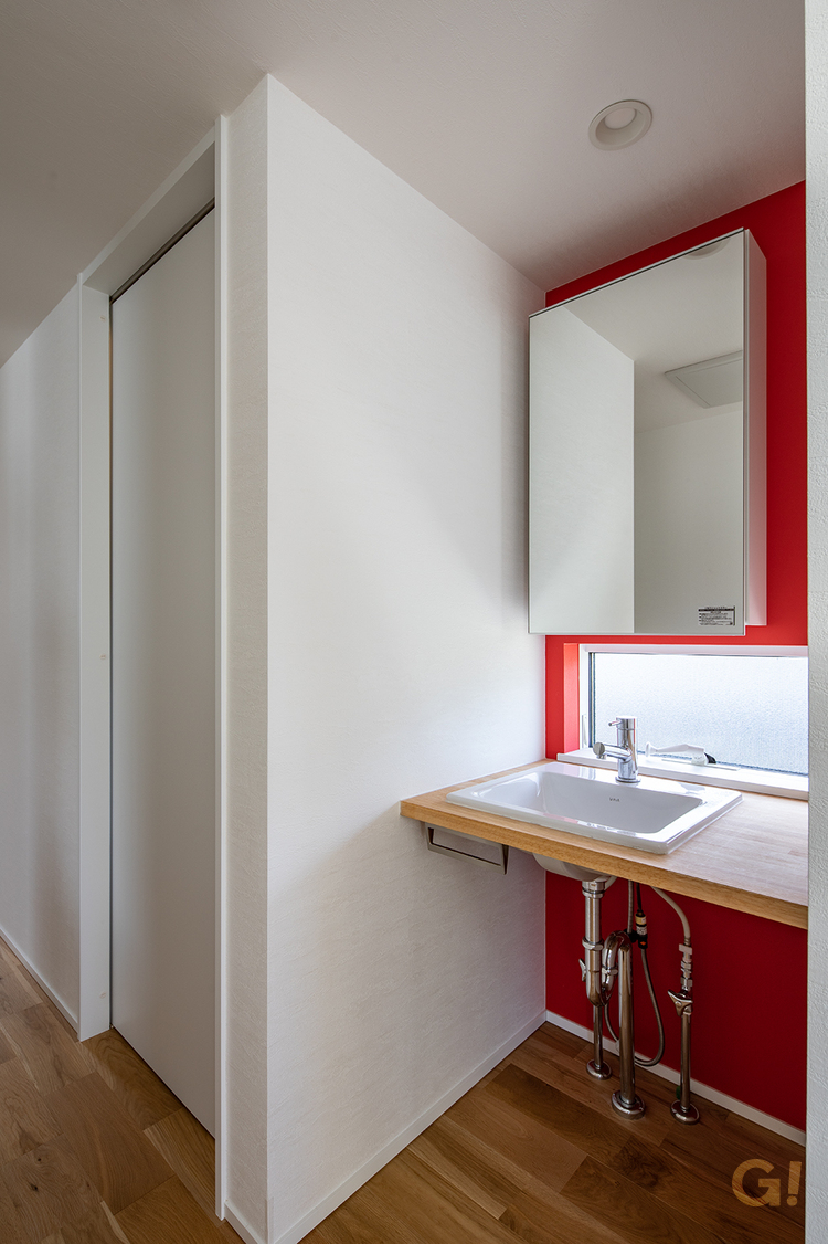 赤のアクセントが素敵♡デザイナーズ住宅の使い勝手にも優れた造作洗面カウンター
