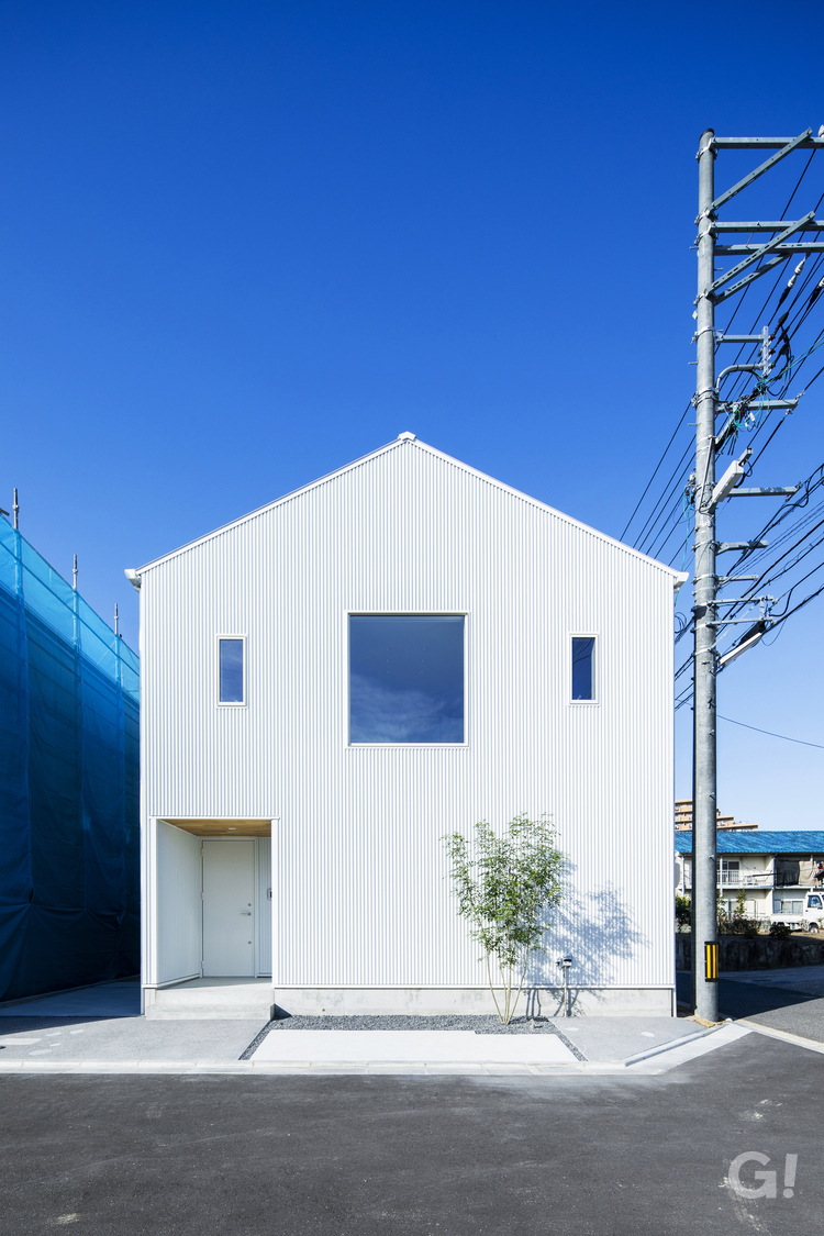 爽やかな青空に映えるホワイトが美しいデザイナーズ住宅の外観の写真