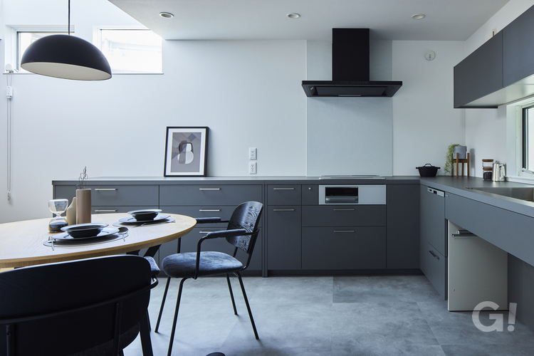 大人気のモノトーンコーデがかっこいいデザイナーズ住宅のキッチンスペースの写真